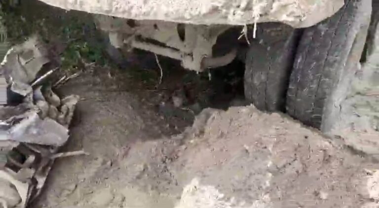 स्कूटी सवार आया टिप्पर के नीचे, घायल 