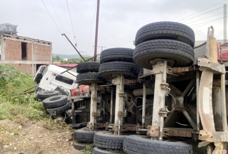 अम्व: ऊना रोड़ पर लोड ट्रक दुर्घटनाग्रस्त