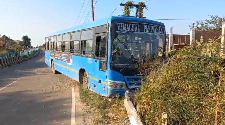 नालागढ़ जा रही एचआरटीसी बस का स्टीयरिंग देहलां के पास हुआ लॉक