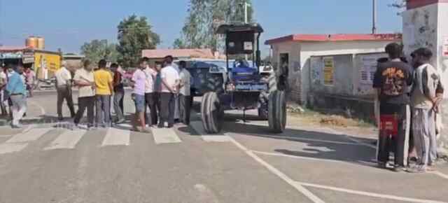 ट्रैक्टर के नीचे आया 23 वर्षीय बाइक सवार युवक, मौत