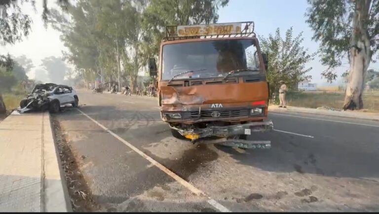 बडूही:ट्रक व कार में भीषण टक्कर, एक मौत, देखें वीडियो