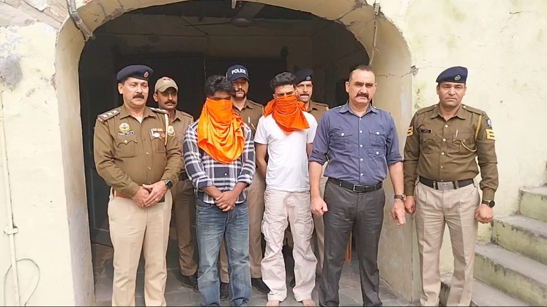 नाका तोड़ भाग रही कार पुलिस ने पकड़ी, 32 ग्राम चिट्टा बरामद