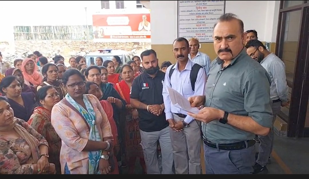 सोसाइटी के नाम पर करोड़ों की ठगी के शिकार लोगों का डीसी दफ्तर पर रोष प्रदर्शन