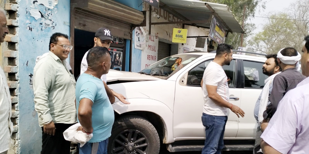 पूर्व विधायक चैतन्य शर्मा की गाड़ी बाइक को बचाते हुए खम्भे से जा टकराई