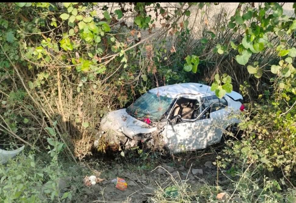 सड़क दुर्घटना में महिला सहित तीन लोगों की मौत, जबकि दो युवक गंभीर रूप से घायल