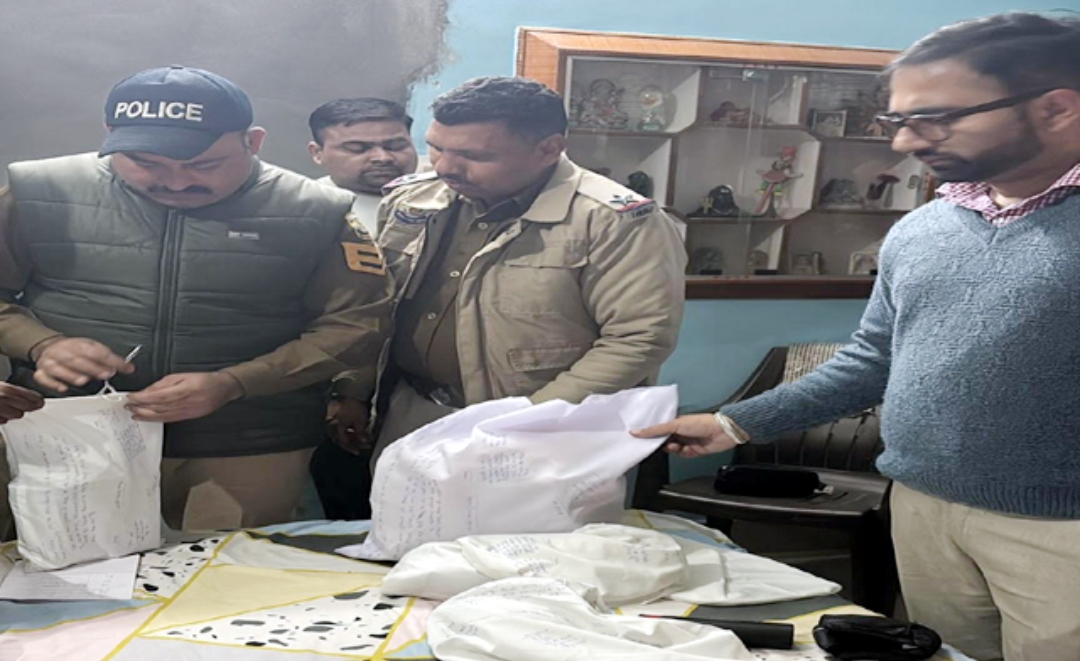 मेडिकल स्टोर मालिक के घर छापेमारी कर प्रतिबंधित नशीली दवाइयां व लाखों की नकदी बरामद