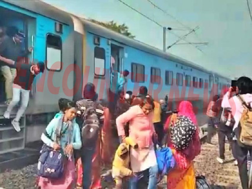 Intercity Express की बोगी में निकला धुआं, ट्रेन से कूदे यात्री, मचा हड़कंप Intercity Express की बोगी में निकला धुआं, ट्रेन से कूदे यात्री, मचा हड़कंप