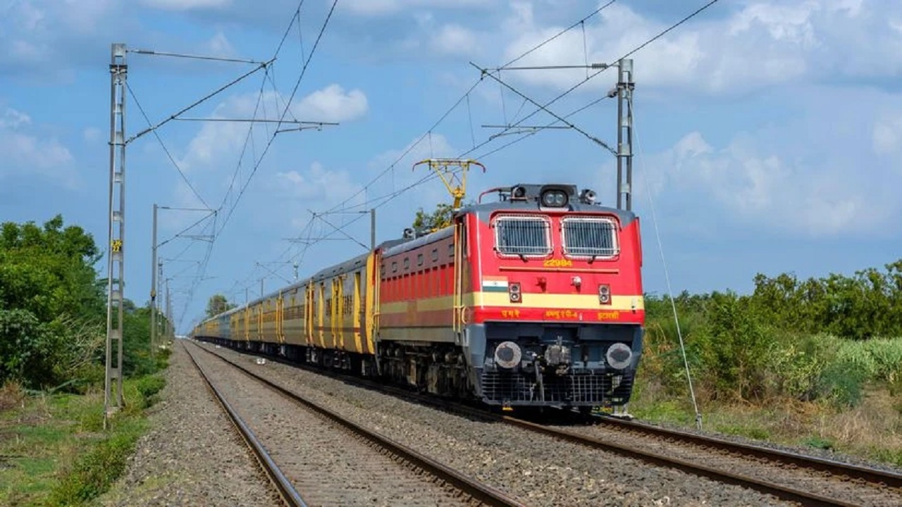 क्या नई GST दरें लागू होने से ट्रेन की टिकट होगी महंगी? जानें क्या नई GST दरें लागू होने से ट्रेन की टिकट होगी महंगी? जानें