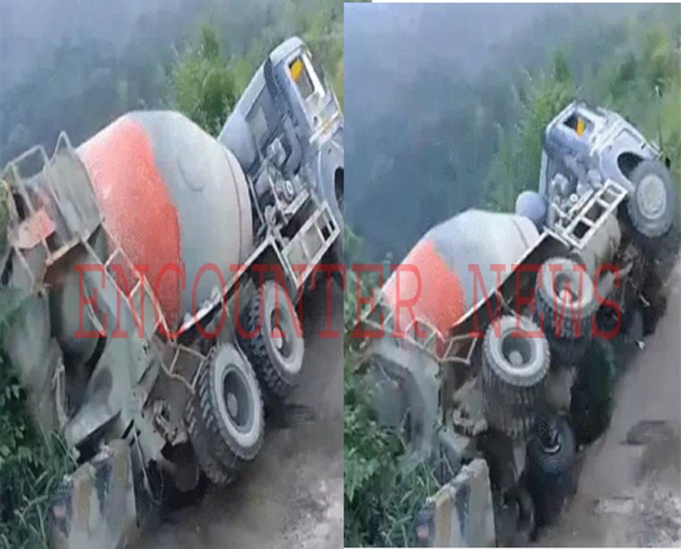 NH-3 पर खाई में गिरा कंक्रीट मिक्सर ट्रक, ड्राइवर ने छलांग लगा बचाई जान, देखें वीडियो