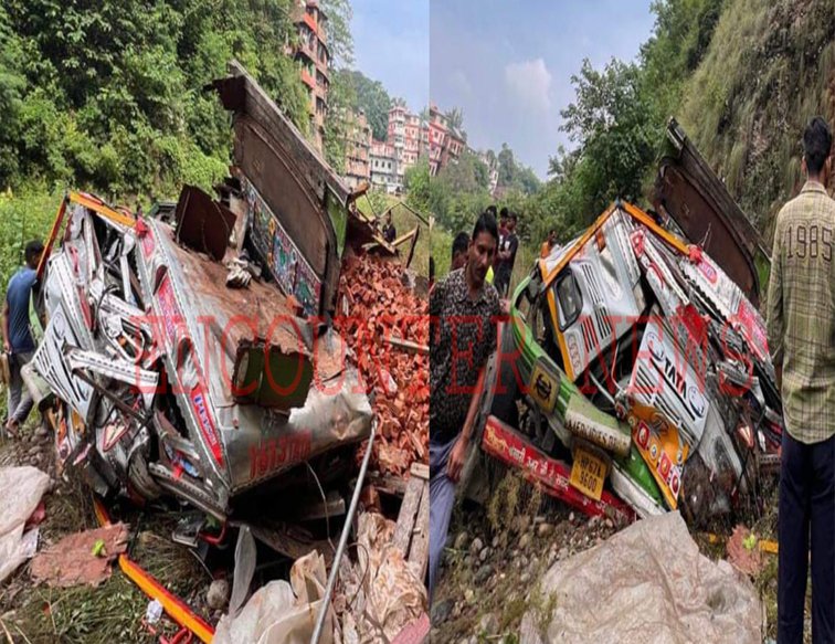 शनि देव मंदिर के पास हुआ भयानक हादसा, गहरी खाई में ट्रक गिरने से एक की मौत, देखें वीडियो