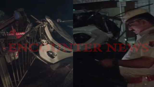 बेकाबू होकर लोहे की रेलिंग पर चढ़ी Car, Airbag ने बचाई Driver की जान, देखें वीडियो