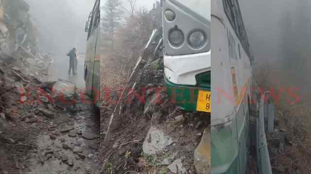 टला बड़ा हादसाः पहाड़ों से चट्टान गिरने से बस का बिगड़ा संतुलन, सवारियों में मची चीख-पुकार, देखें वीडियो