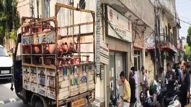 Jalandhar News: LPG Gas को लेकर लगी लोगों की लंबी लाइनें, Agency मालिक का आया बयान, देखें वीडियो