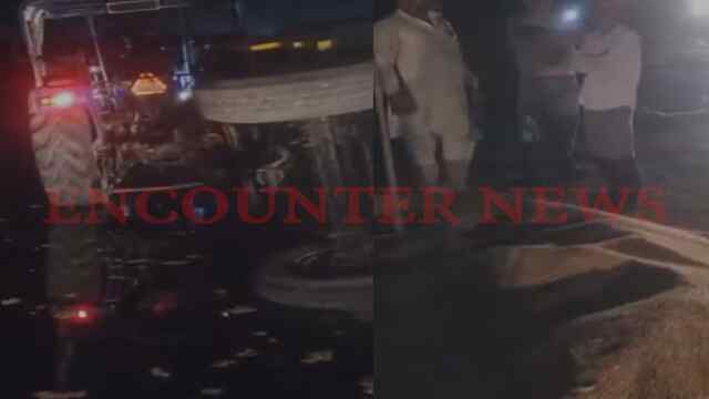पानी से भरे गड्ढे में पलटी Tractor-Trolley, सड़क पर बिखरी सैकड़ों किलो गेहूं, देखें वीडियो
