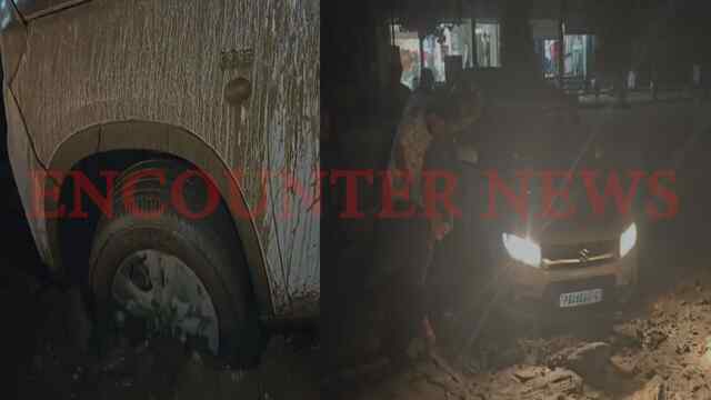 Jalandhar News: पॉश इलाके के गड्ढे में गिरी Car, BJP पार्षद पर लगे आरोप, देखें वीडियो