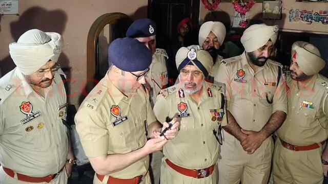 Punjab News: इस इलाके में पुलिस की Raid, घर से हथियार और कारतूस बरामद, देखें वीडियो