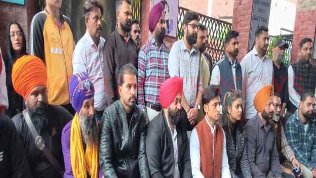 Punjab News: डॉक्टर को मिल रही जान से मारने की धमकियां, पुतलीघर में प्रदर्शन की दी चेतावनी, देखें वीडियो