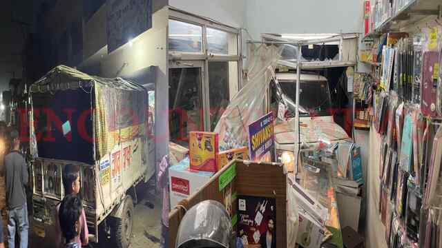 Jalandhar News: Shivam Mobile World Shop में घुसी बेकाबू बोलेरो, ड्राइवर फरार, देखें वीडियो