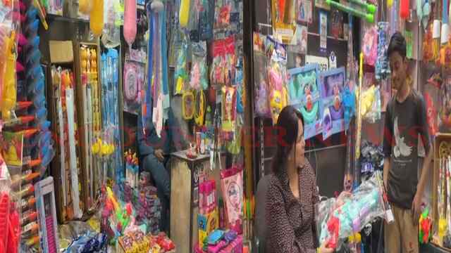 Jalandhar News: होली पर्व को लेकर बाजार में लगी रौणकें, धार्मिक पिचकारी की बढ़ी डिमांड, देखें वीडियो