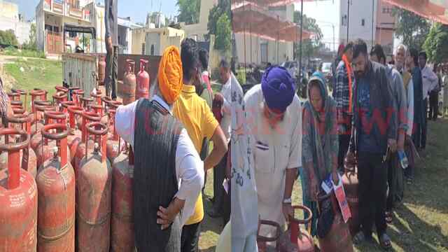 Punjab News: LPG Gas की कमी को लेकर लोग परेशान, लगी लंबी लाइनें, देखें वीडियो