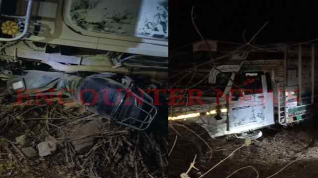 बाइक सवार परिवार को पिकअप ने कुचला, व्यक्ति की मौत, बाल-बाल बची महिला और बच्चा, देखें वीडियो