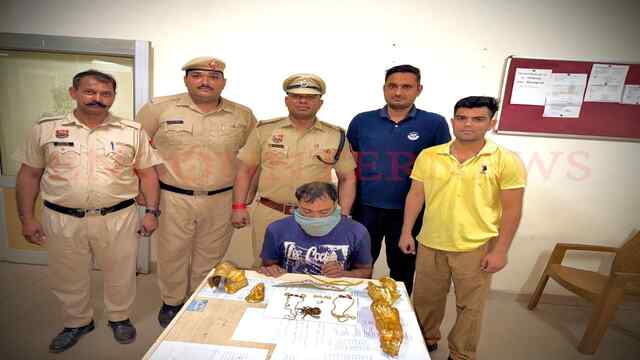मंदिर से लाखों रुपये के गहने लेकर फरार हुए चोर, जांच में जुटी पुलिस, देखें वीडियो