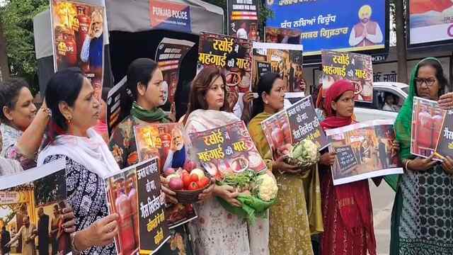 Punjab News: महिलाओं ने LPG सिलेंडरों की कमी व महंगाई के खिलाफ जताया विरोध, देखें वीडियो