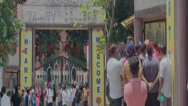 Jalandhar News: Trinity College में Candidates की एंट्री को लेकर हंगामा, स्टाफ पर लगाए गंभीर आरोप, देखें वीडियो
