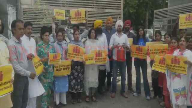 Jalandhar News : Commercial Gas Cylinder के बढ़े दामों के खिलाफ AAP Trend Ving ने किया प्रदर्शन, देखें वीडियो