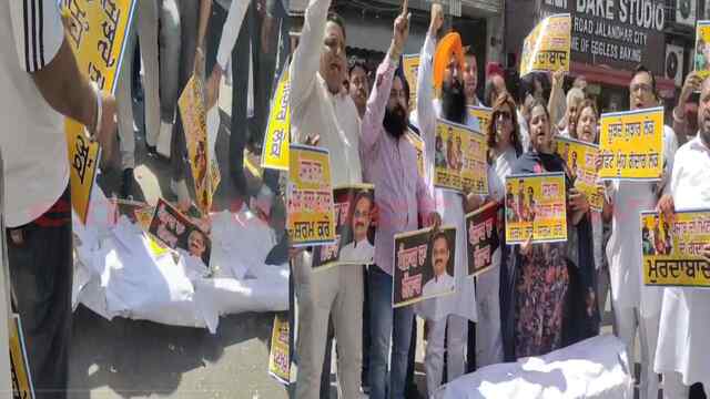 Jalandhar News: Lovely Sweets के बाहर लगा धरना, Ashok Mittal गद्दार के लगे नारे, देखें वीडियो