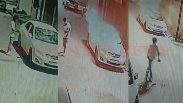 खड़ी कार पर Petrol छिड़क कर शख्स ने लगाई आग, FIR दर्ज, देखें वीडियो