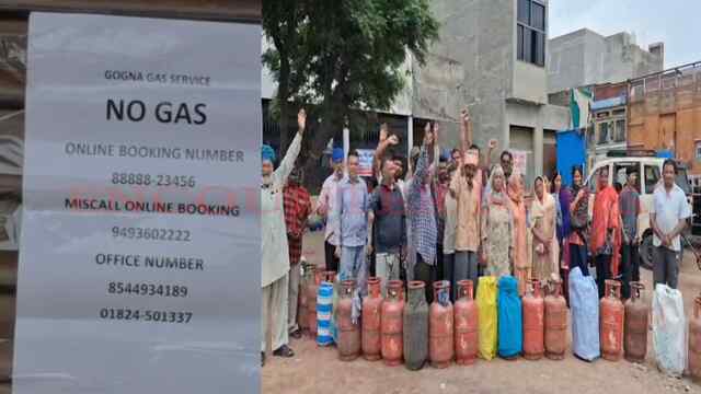 Jalandhar के पड़ोसी जिले में नहीं मिल रहा LPG Gas Cylinder, लोगों में रोष, देखें वीडियो