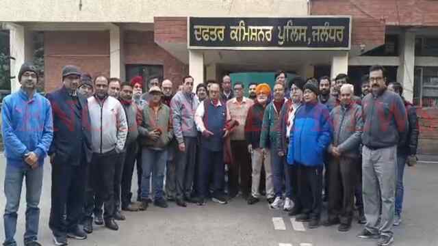 Jalandhar News: CP Office पहुंचे व्यारपारियों ने रखी मांगे, हल ना होने पर चाबियां सौंपने की दी चेतावनी, देखें वीडियो