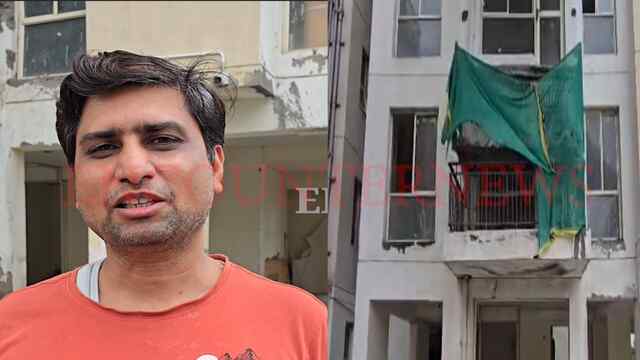 सोसाइटी की बालकनी का गिरा हिस्सा, गुणवत्ता पर उठे सवाल, देखें वीडियो