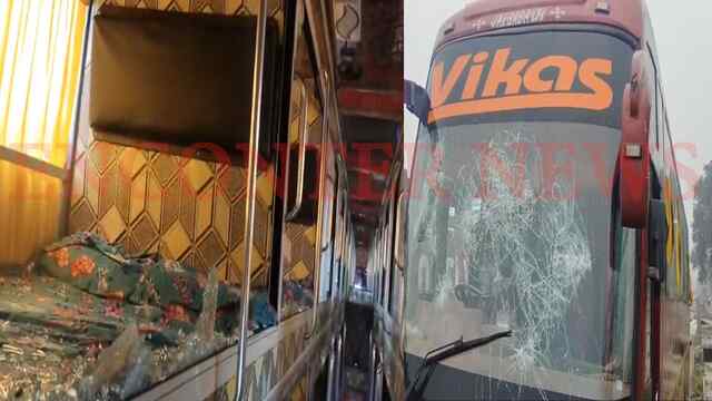 Jalandhar-Pathankot Chowk के पास Tourist Bus खराब, सवारियों ने की तोड़फोड़, चालक से मारपीट, देखें वीडियो