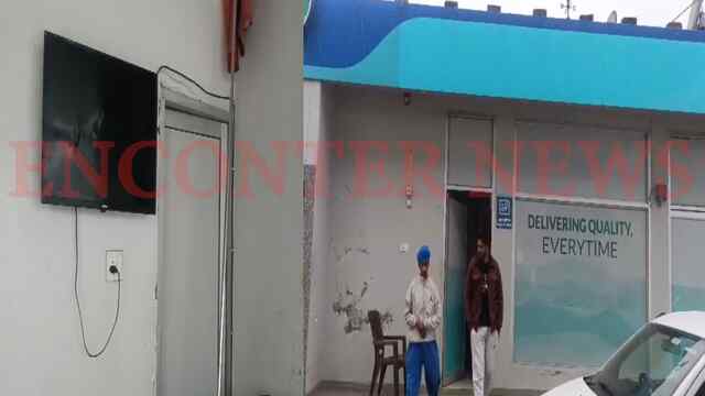 Punjab News: हथियारबंद लुटेरों ने Petrol Pump पर बोला धावा, 2 लाख की नकदी लूटकर फरार, देखें वीडियो