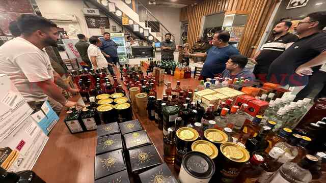 Punjab News: Club 43 में एक्साइज और पुलिस की Raid, भारी मात्रा में Imported Beer और शराब बरामद, देखें वीडियो