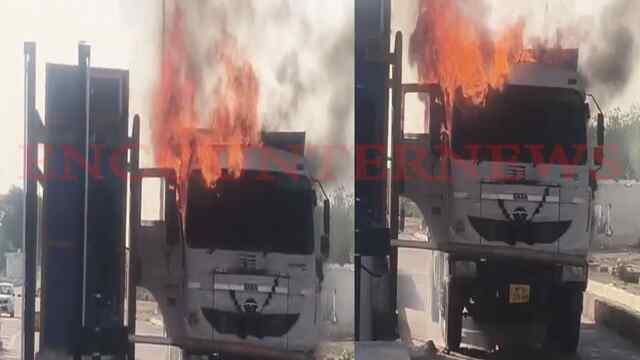 चलते डंपर को लगी भीषण आग, Toll Plaza को भी पहुंचा नुक्सान, देखें वीडियो