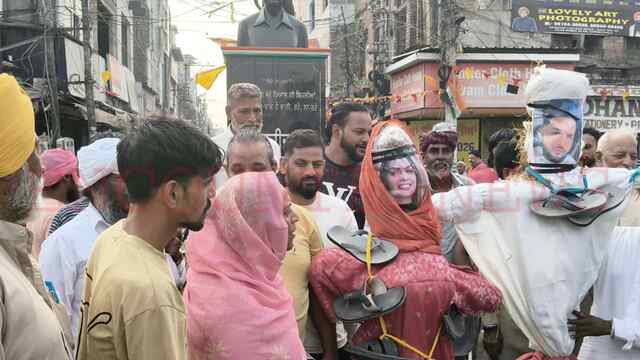 Punjab News: Ritu Nooran और Mangi Khan का पुतला फूंककर किया प्रदर्शन, देखें वीडियो
