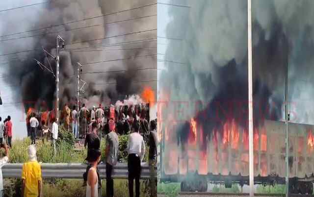 बड़ा हादसाः ट्रेन में भीषण आग लगने से धूं-धूं- कर जला कोच, मची अफरा-तफरी, देखें वीडियो