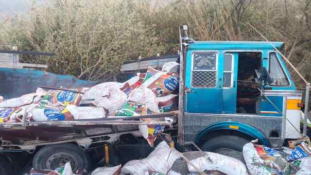 पंडोगा की उतराई पर पलटा अबोहर से ऊना आ रहा ट्रक, चालक सुरक्षित, ट्रक में रखे सामान का नुक्सान