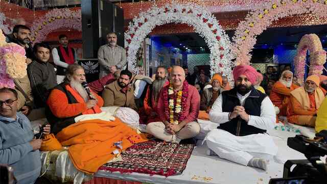 संत बाबा बाल जी के दरबार पहुंचे मनीष सिसोदिया और हरजोत बैंस, लिया आशीर्वाद