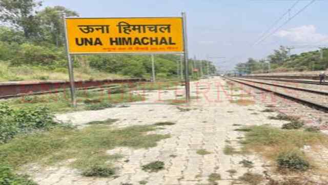 फ़रवरी बीत जाने के बाद भी नहीं लगे कोच डिस्प्ले बोर्ड, यात्री परेशान