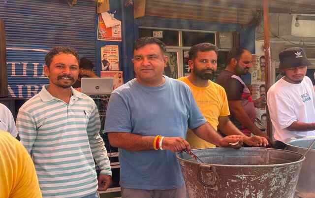जलग्रां में किया हलवे का वितरण, लगाईं ठंडे पानी की छबील