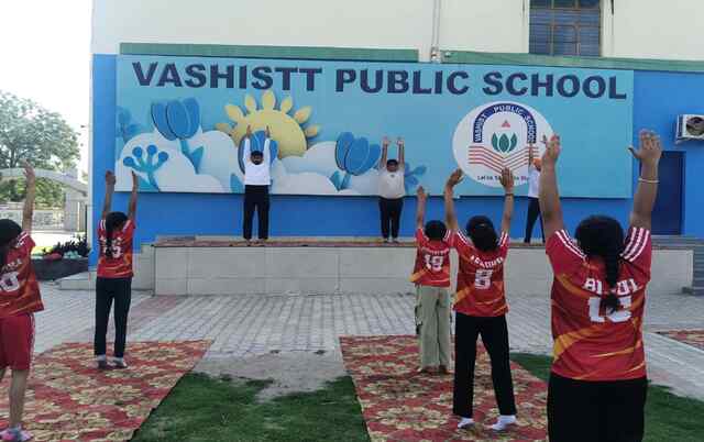 वशिष्ट पब्लिक स्कूल में बारहवें अंतर्राष्ट्रीय योग दिवस पर विशेष योग सत्र का आयोजन