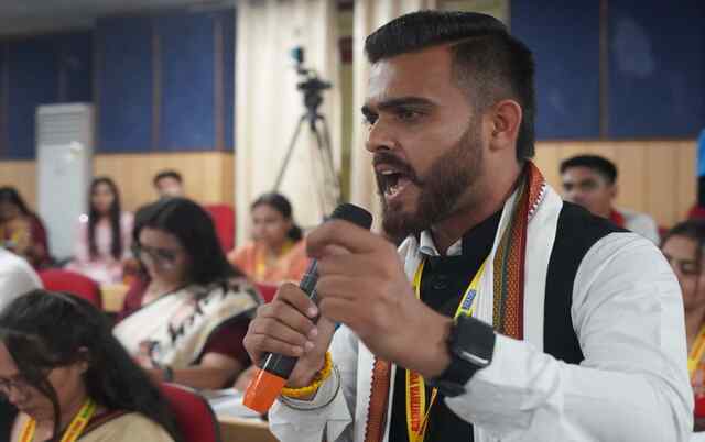 अनमोल शर्मा ने राष्ट्रीय युवा संसद में उठाए हिमाचल प्रदेश के महत्त्वपूर्ण मुद्दे