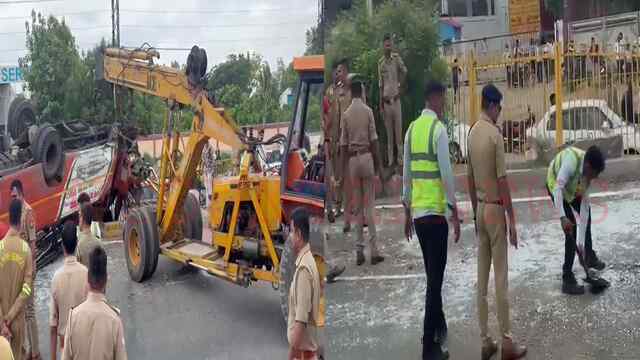 चलती बस का निकला पहिया, डिवाइडर से टकराकर पलटी, कई यात्री घायल, देखें वीडियो