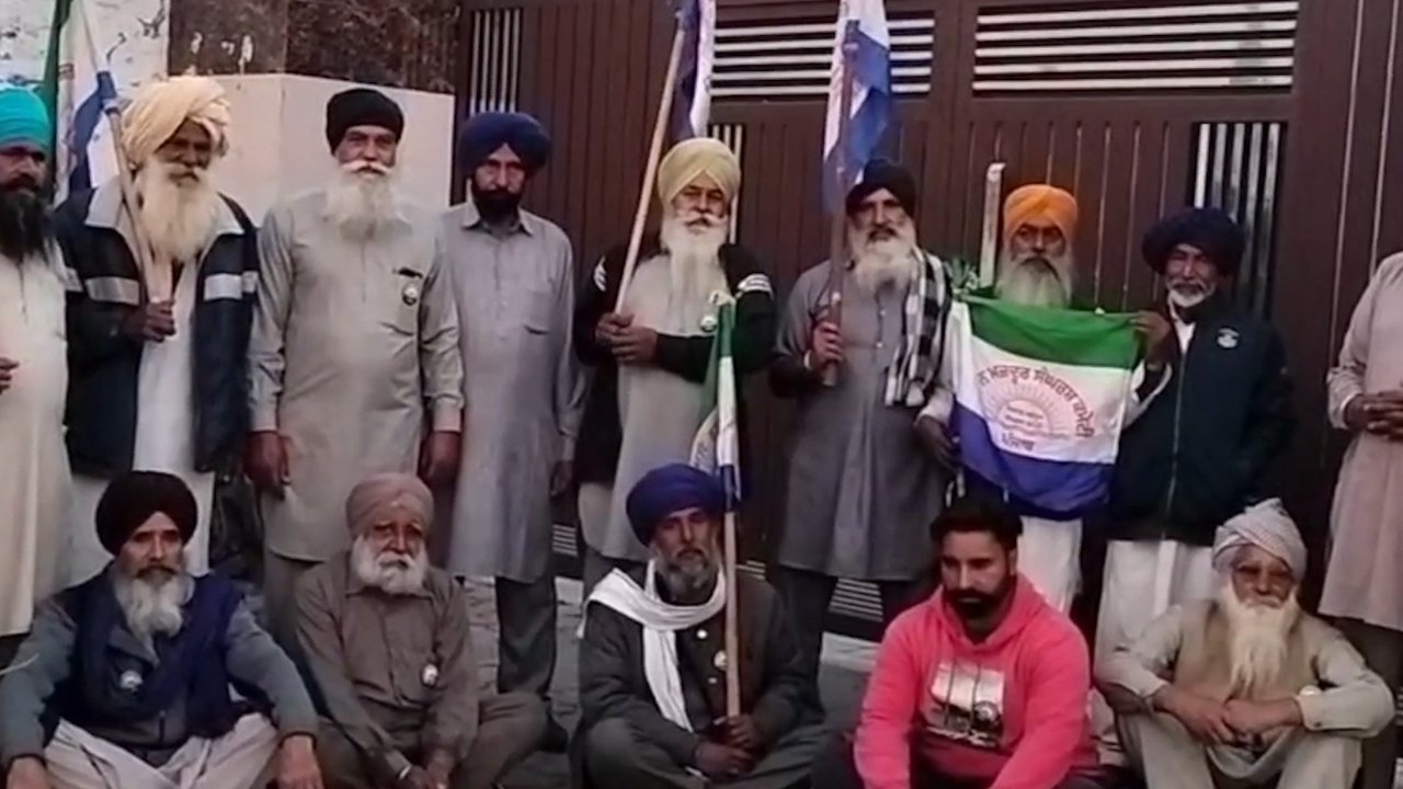 Jalandhar News: किसानों ने घेरा Agent का घर; लगाया धरना, देखें वीडियो
