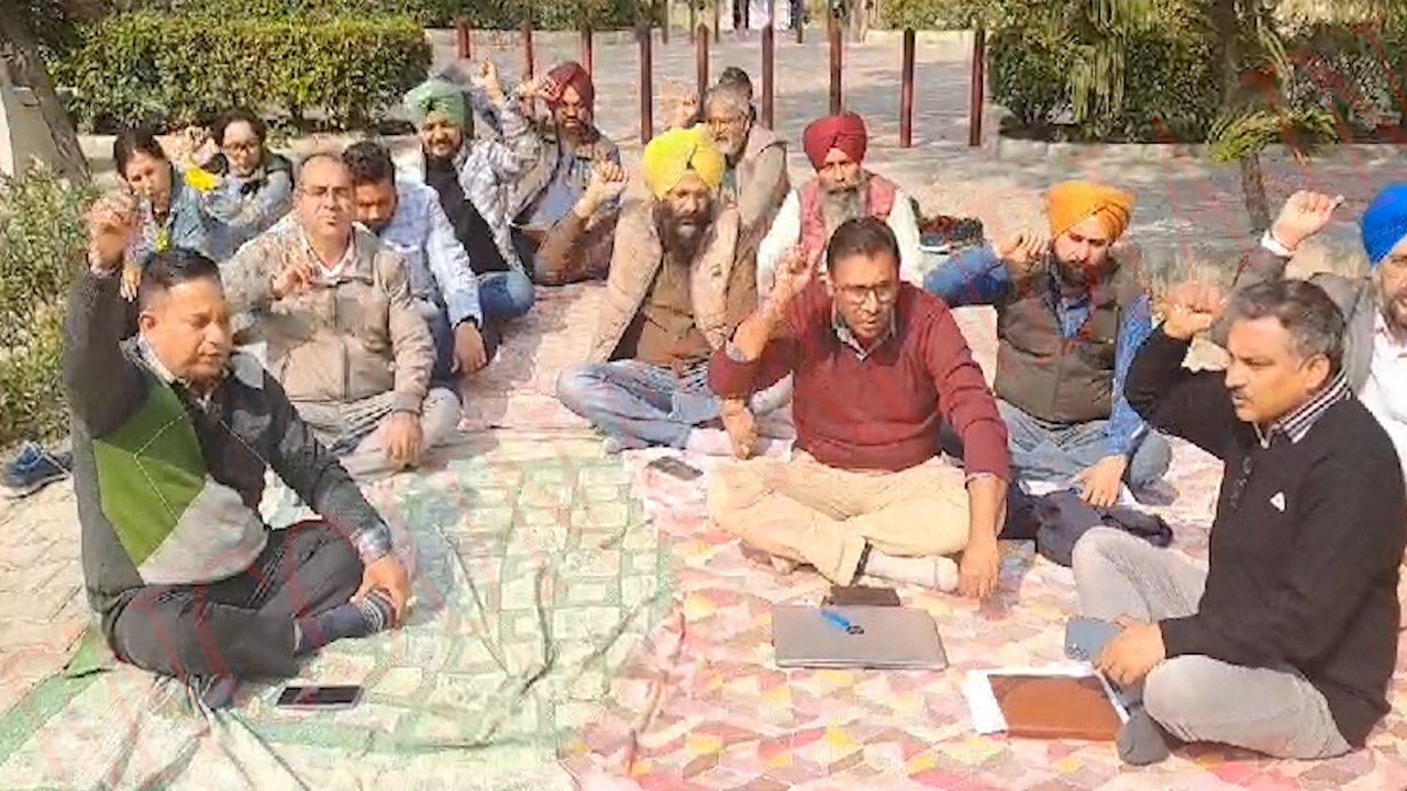 Punjab News: इस University के Professors ने किया विरोध प्रदर्शन, देखें वीडियो