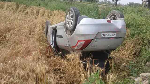 Punjab News: अनियंत्रित होकर खेतों में पलटी कार, दपंति घायल